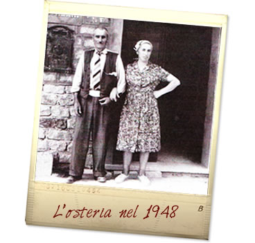 Aldo e Linda sull'uscio dell'osteria nel 1948, allora conosciuta come la Bottega di Liano