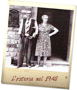 Aldo e Linda sull'uscio dell'osteria nel 1948, allora conosciuta come la Bottega di Liano